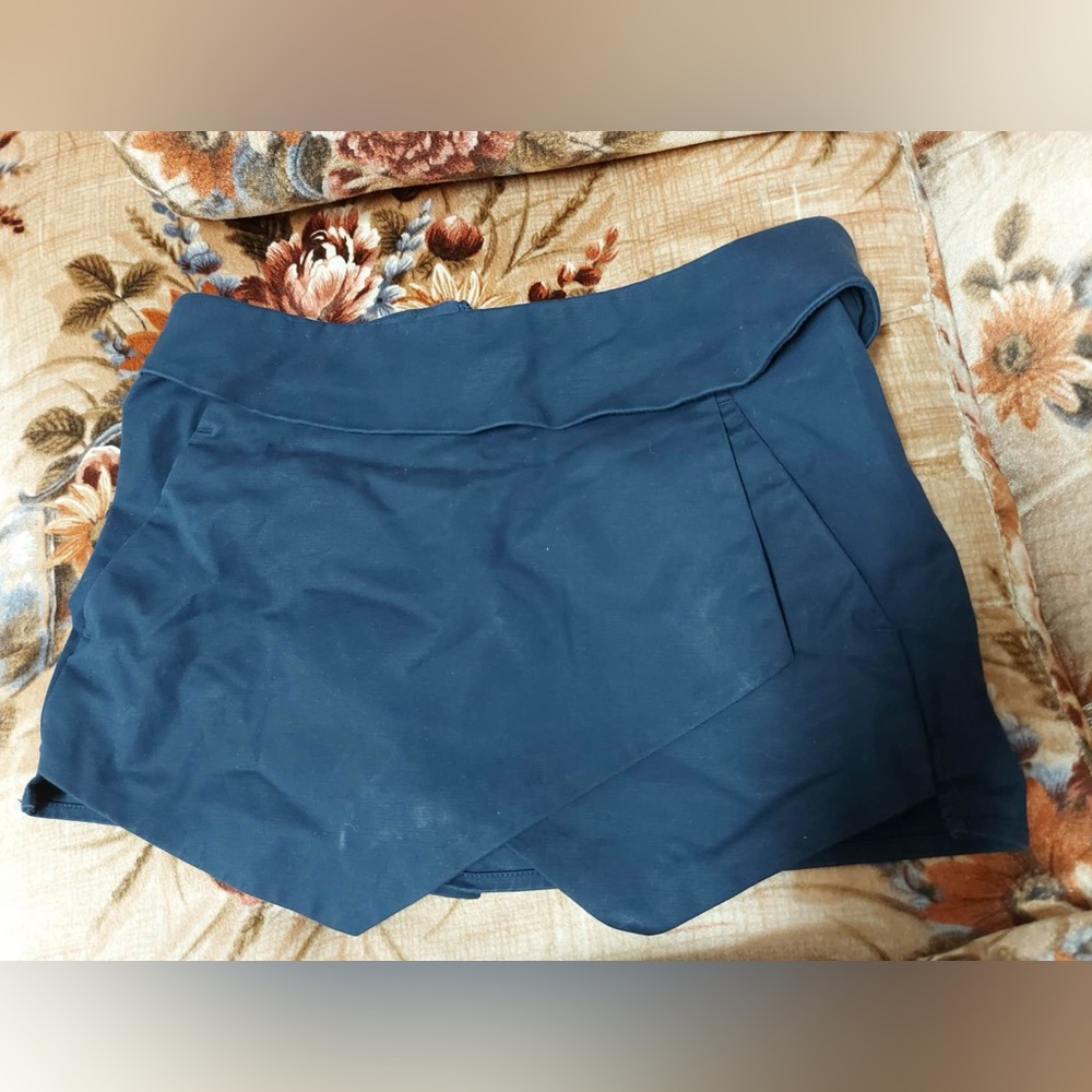 Aritzia Talula dark blue skort
